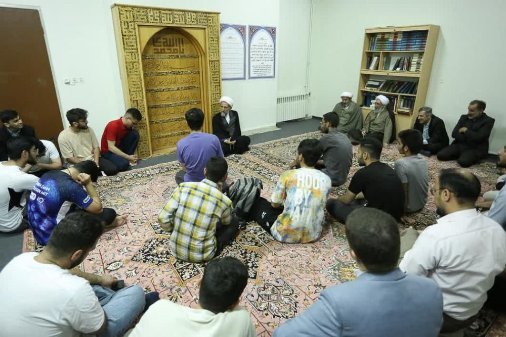نشست و گفتگوی صمیمی نماینده ولی‌فقیه در استان و امام جمعه قزوین با دانشجویان دانشگاه بین‌المللی امام‌خمینی(ره)